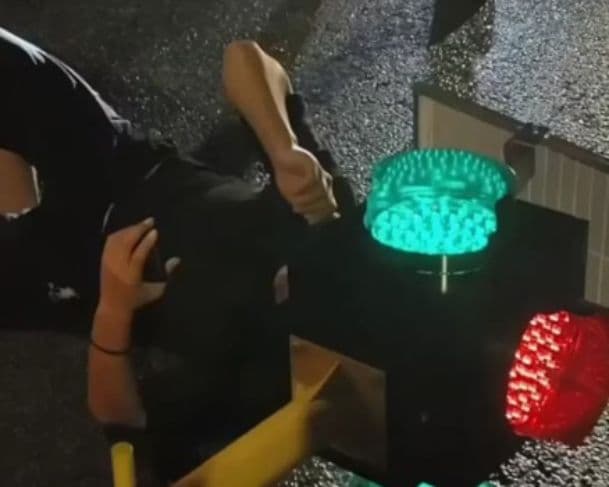 Motociclista prende a cabeça em semáforo durante acidente na China