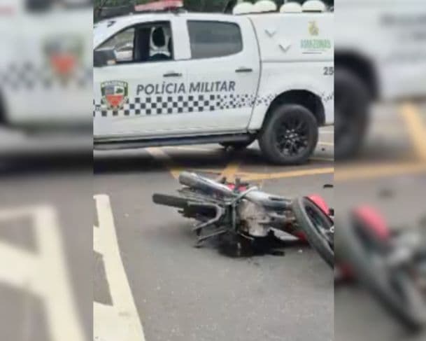 Mulher sofre fraturas nas duas pernas em grave acidente de moto na Constantino Nery