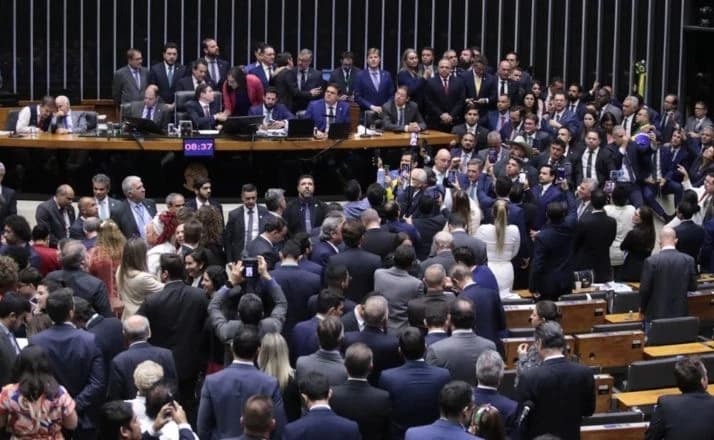 Aprovação de urgência do PL da Anistia causa reações entre deputados