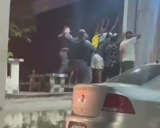 Vídeo mostra PM agredindo homens durante abordagem em Itacoatiara