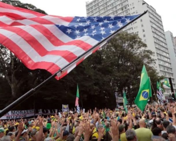 Imprensa americana destaca bandeira dos EUA como novo símbolo da direita brasileira