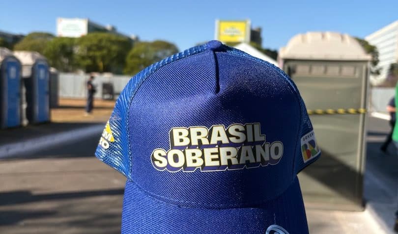 Governo Lula distribui bonés “Brasil soberano” durante desfile de 7 de Setembro em Brasília