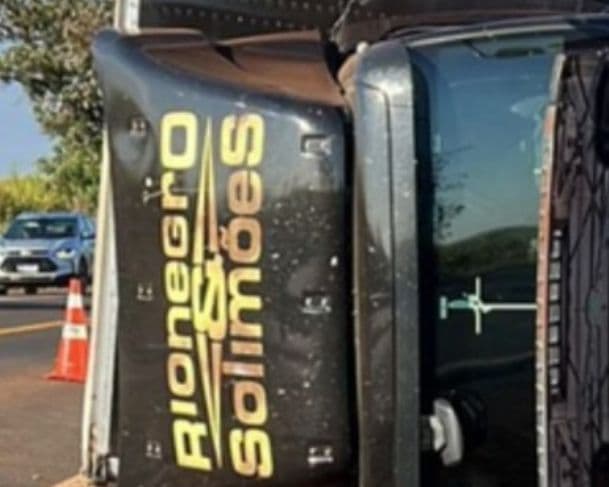 Caminhão da dupla Rionegro & Solimões sofre grave acidente na BR-369
