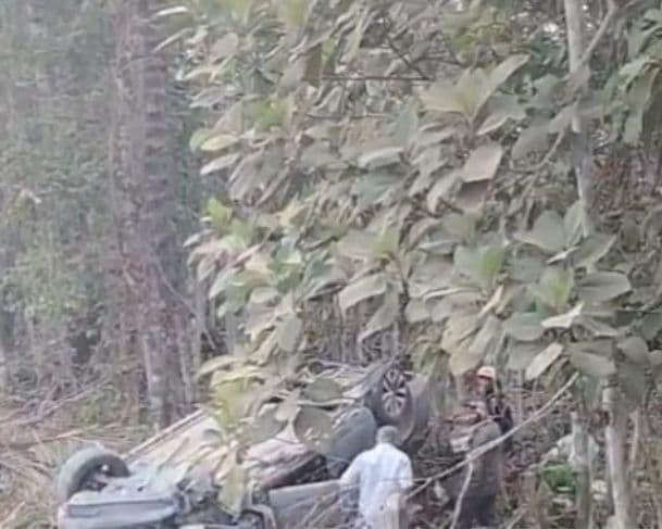 Motorista passa mal e colide carro contra poste na Rodovia AM-010