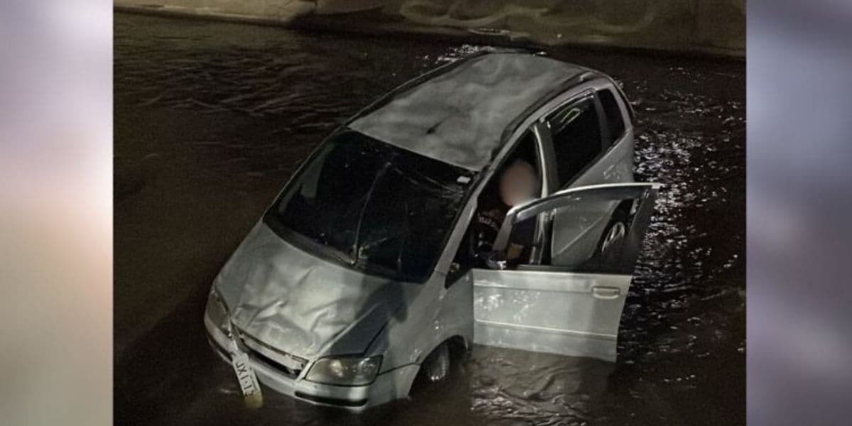 Motorista perde controle e carro cai em igarapé na avenida Brasil