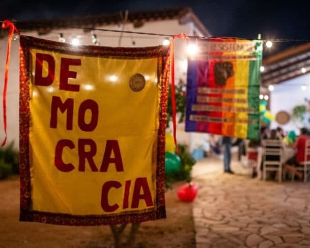 Moradores do condomínio de Jair Bolsonaro discutem em grupo de WhatsApp após churrasco que comemorou condenação de ex-presidente