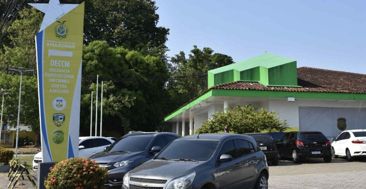 Homem é preso em flagrante após perseguir ex-companheira até delegacia em Manaus