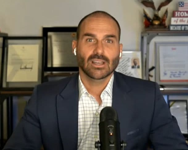 Eduardo Bolsonaro deve mais de R$ 13,9 mil por faltas injustificadas na Câmara