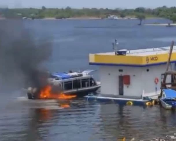 Embarcação é destruída por incêndio ao lado de posto de combustíveis no AM