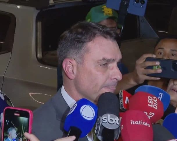 &#8220;Ficou quase dez segundos sem respirar&#8221;, detalha Flávio Bolsonaro sobre mal-estar sofrido pelo ex-presidente