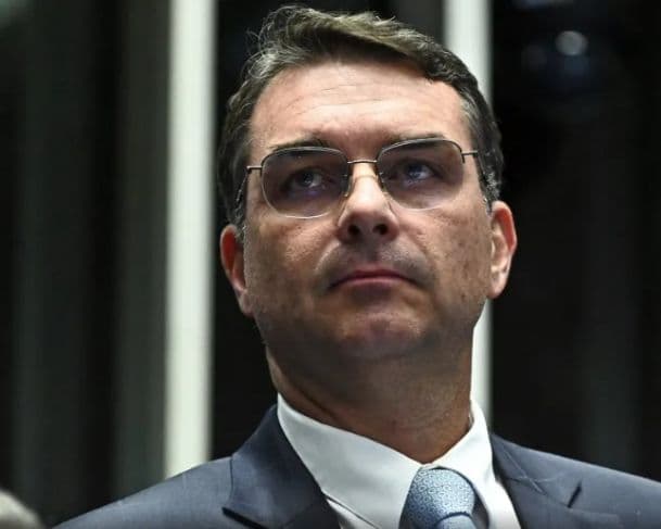 Flávio Bolsonaro sugere que EUA deveriam atacar barcos no RJ: “Que inveja”
