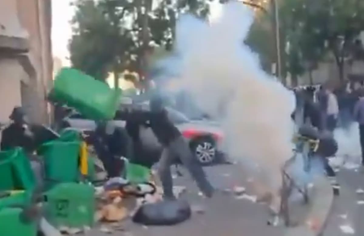 “Vamos bloquear tudo”: Greves param a França após crise no governo; 200 pessoas são presas