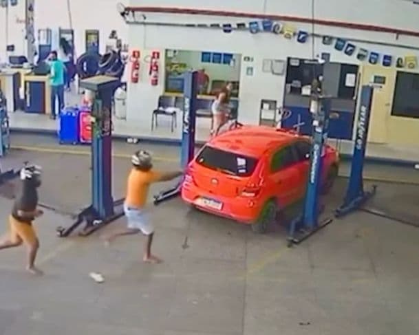 Veja momento que homem é brutalmente assassinado dentro de oficina