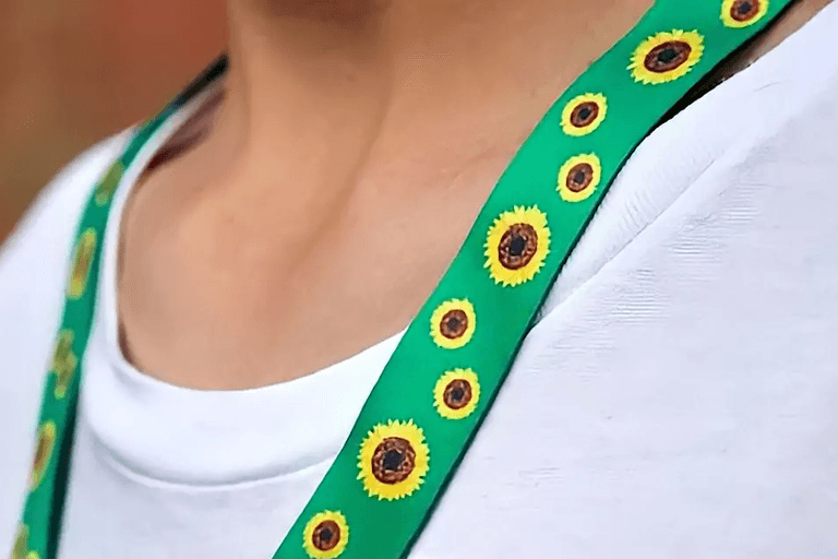 Senado aprova distribuição de cordão de girassol para identificar deficiências não visíveis