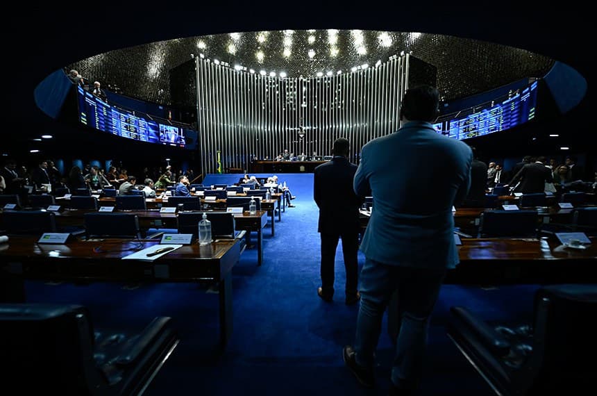 Senado aprova projeto que obriga material eleitoral em braile e altera regras sobre idade mínima para candidaturas