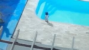 SUSTO! Criança de 1 ano cai em piscina enquanto pai limpa lona de proteção; veja vídeo