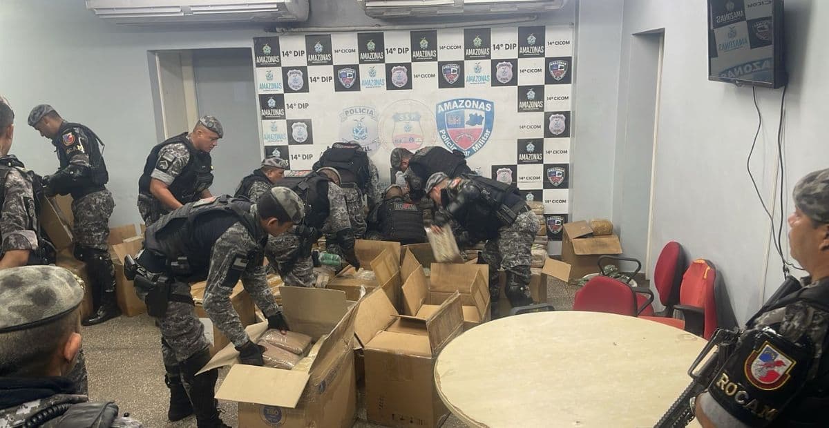 Traficantes fogem de policiais e abandonam grande carga de skunk em Manaus