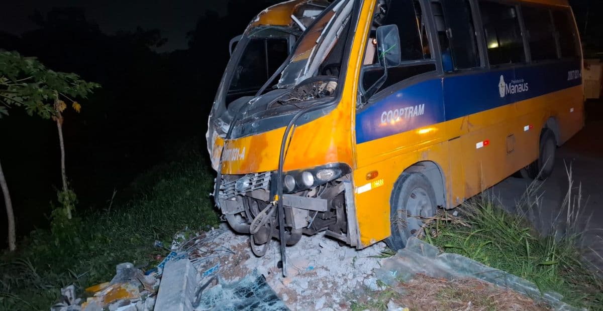 Micro-ônibus colide com poste e derruba fiação na zona Norte de Manaus