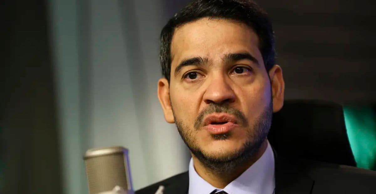 “Não vamos abrir mão da democracia”, diz ministro Messias após visto revogado