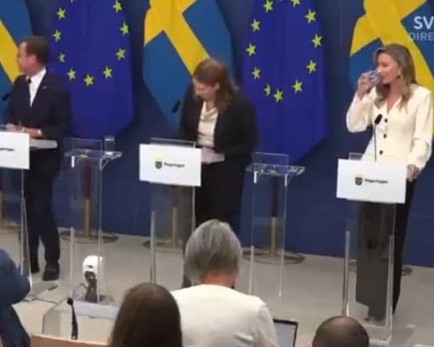 Ministra saúde da Suécia desmaia durante cerimônia de posse