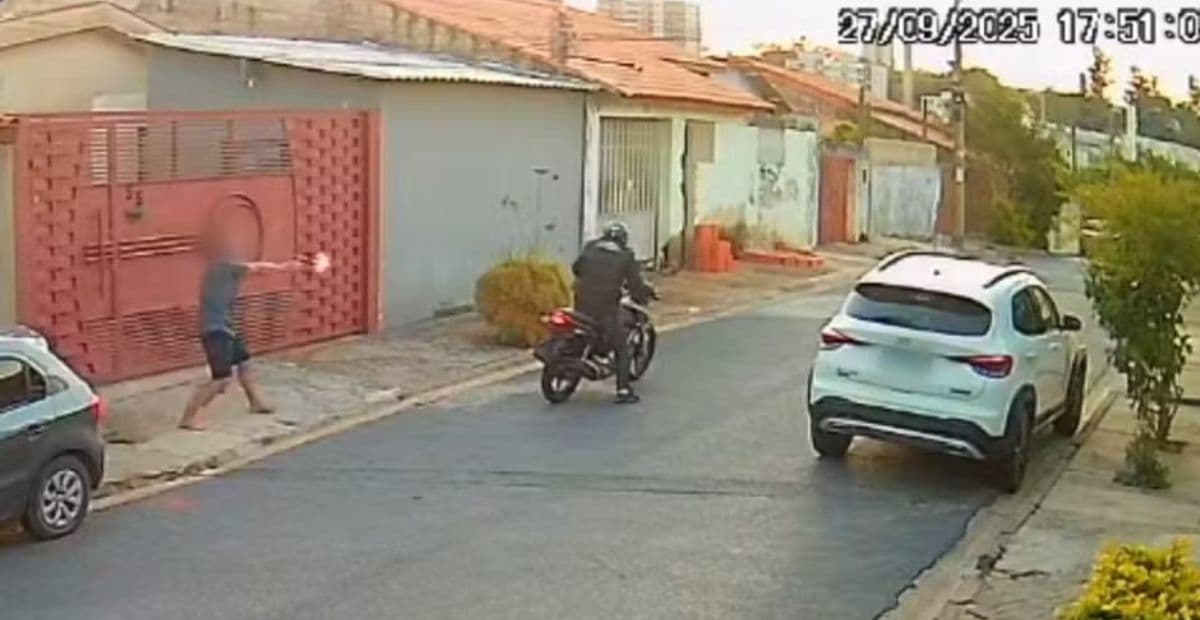 Motociclista morre baleado por policial após briga em portão de residência