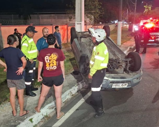 Motorista capota carro após colisão na avenida Coronel Teixeira; vídeo