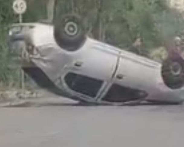 Motorista de aplicativo capota com família após ser atingido por carro em Manaus; vídeo