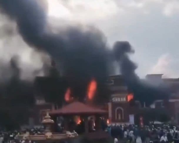 Esposa do ex-primeiro-ministro do Nepal morre queimada em casa durante manifestações