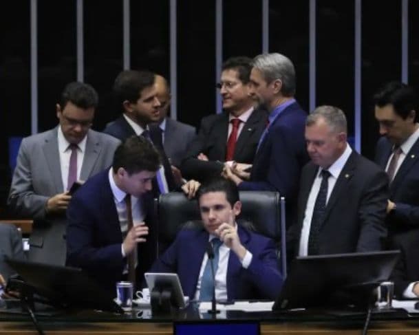 Pesquisa aponta rejeição massiva à PEC da Blindagem nas redes sociais