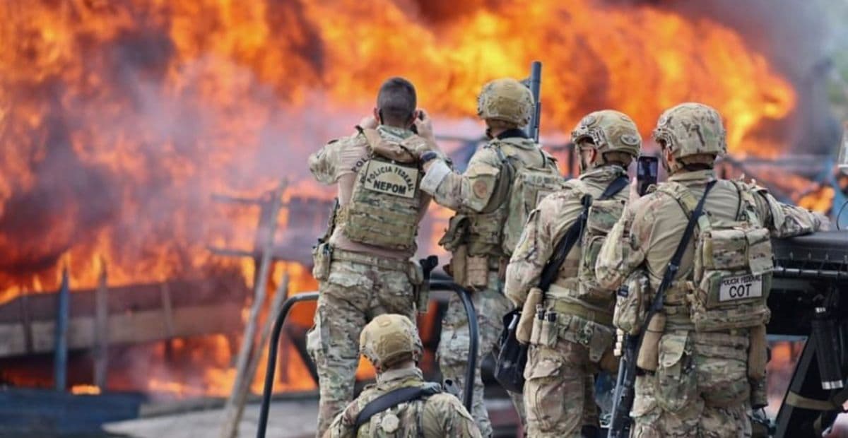 Veja o momento da explosão de balsas em operação da PF contra o garimpo ilegal em Humaitá