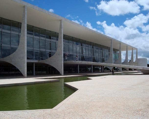 Manifestante tenta invadir Palácio do Planalto e é atingido por balas de borracha