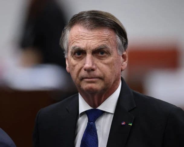 Bolsonaro volta a prisão domiciliar após fazer procedimento em hospital