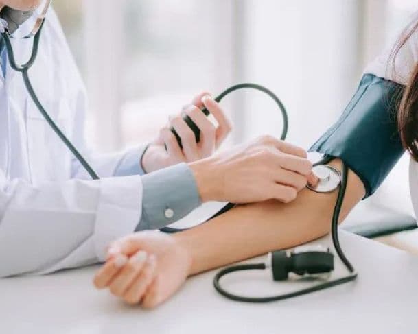 Cardiologistas reclassificam pressão 12×8 como risco de hipertensão