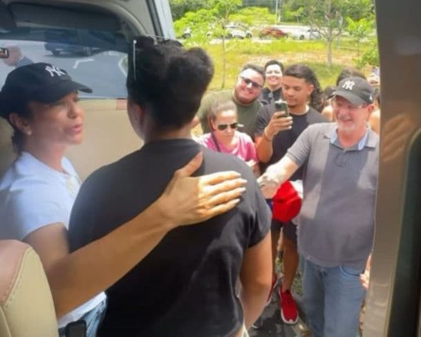 Ivete Sangalo para van e tira foto com os fãs em Manaus