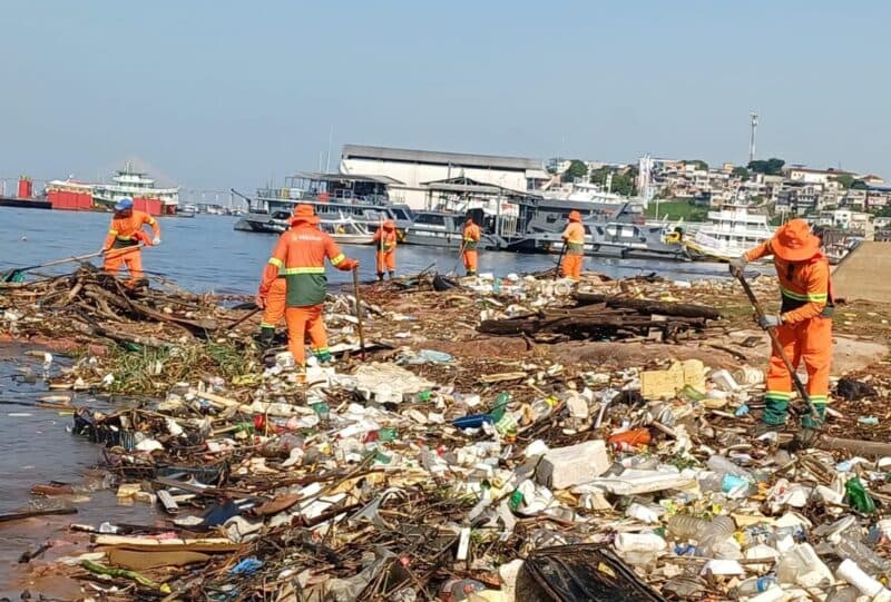 Quase 350 toneladas de lixo são retiradas por mês do rio Negro