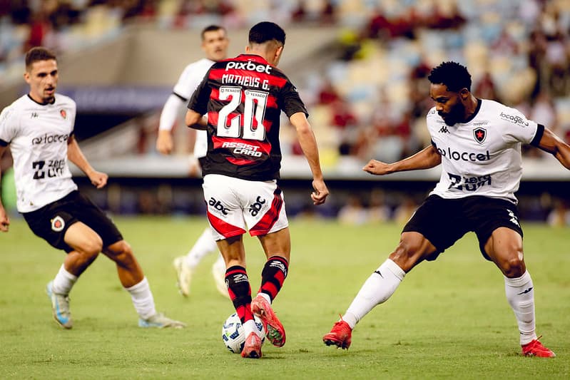 Após Data Fifa, Brasileirão volta hoje com clássicos regionais; veja onde assistir