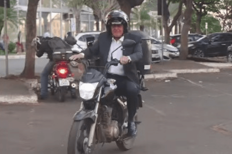 Alckmin chega pilotando e anuncia R$ 1,6 bilhão em investimentos da Honda na ZFM