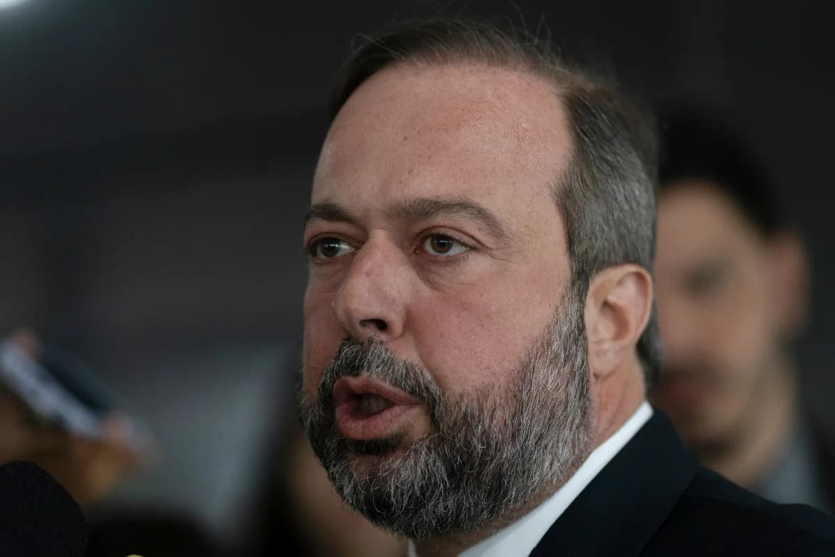Ministro de Minas e Energia se pronuncia após apagão; incêndio em estação no Paraná foi a causa