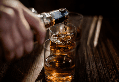 Venda de bebidas alcoólicas despenca com casos de intoxicação por metanol