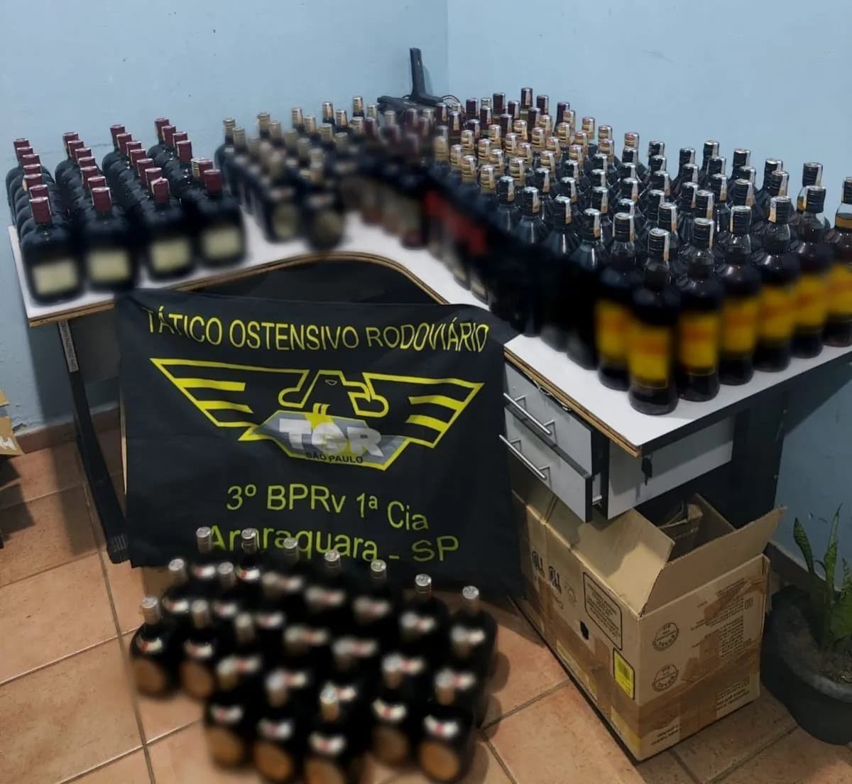 Bebidas adulteradas: duas mulheres são presas em SP, com mais de 160 garrafas de uísque falsificado