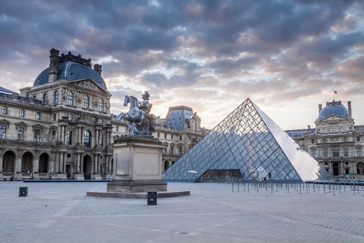 Museu do Louvre reabre após roubo e França debate falhas de segurança
