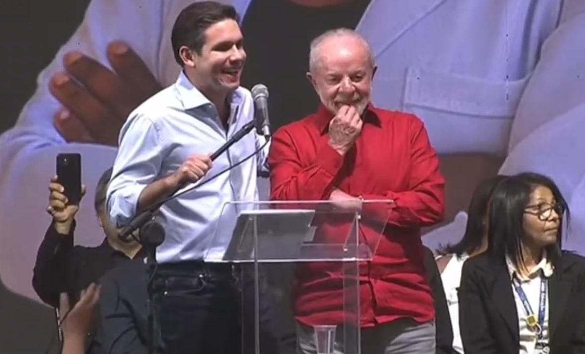 “Sem anistia”: ao lado de Lula, Hugo Motta é vaiado em evento do Dia do Professor