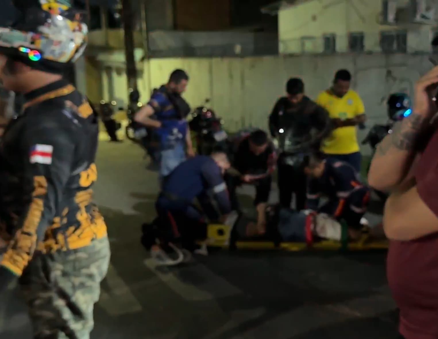 Passageira é lançada ao chão durante acidente entre moto e micro-ônibus