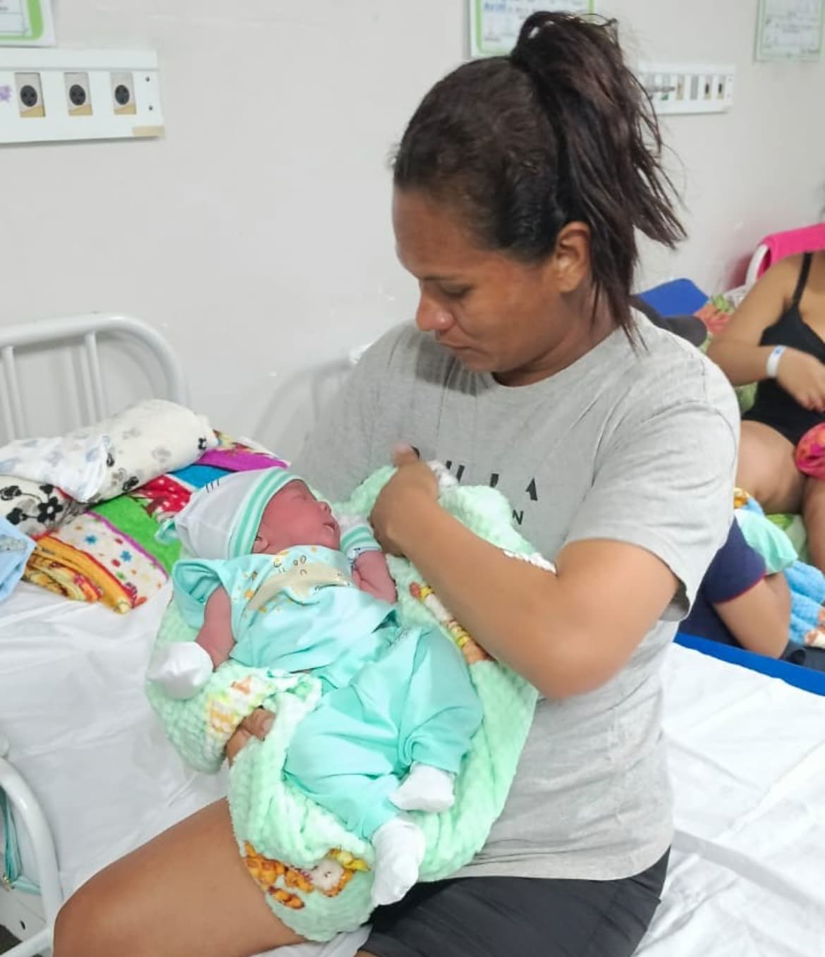 Parto surpresa: mulher dá à luz dentro de carro no estacionamento do Hospital Platão Araújo