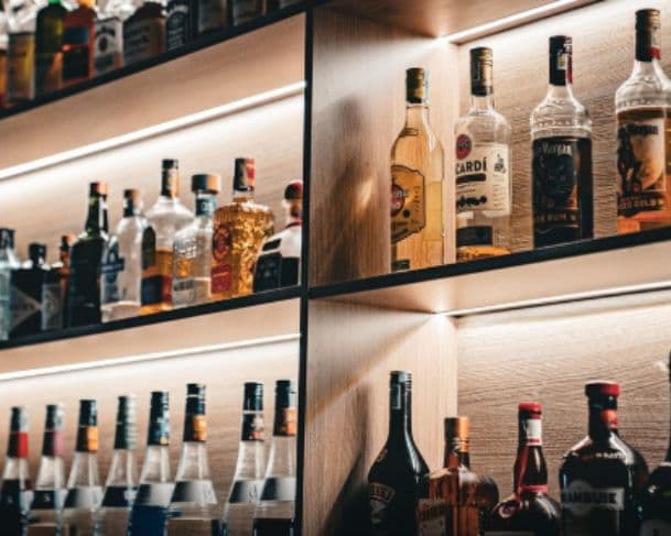 Casos de metanol levam bares a passar por treinamento para identificar falsificações em bebidas