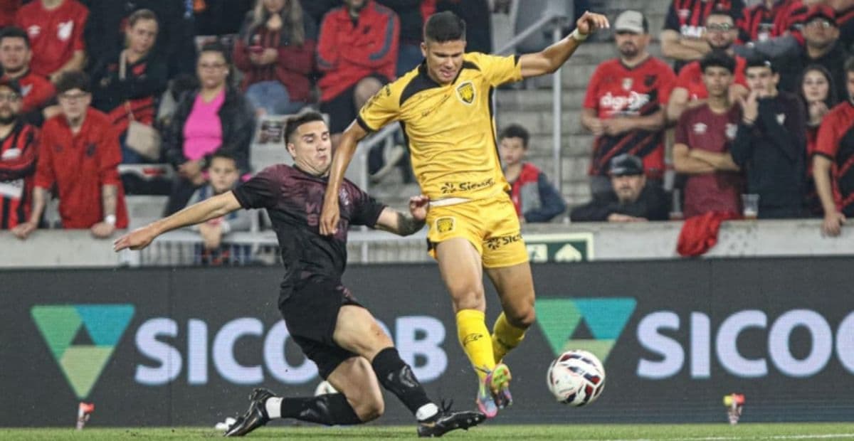 Amazonas FC perde para o Athletico e se complica na luta contra rebaixamento