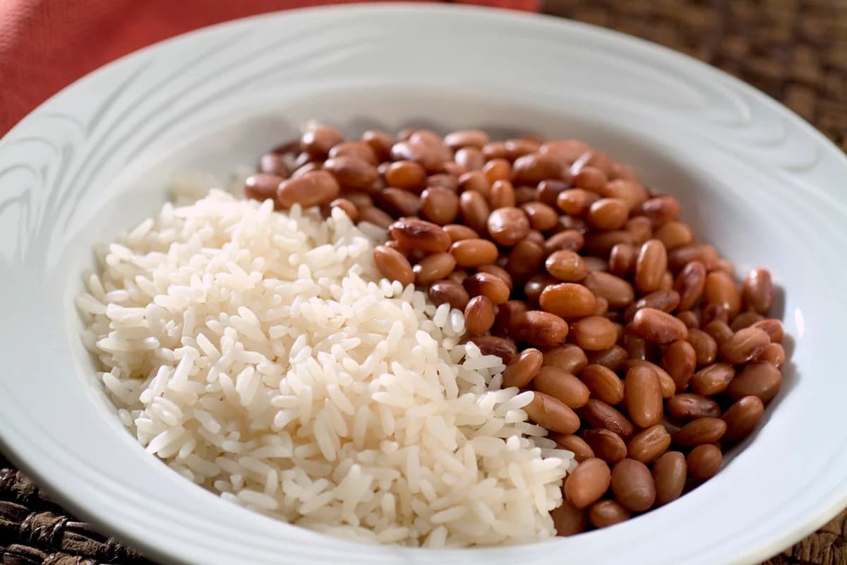 Alimentação com arroz e feijão reduz riscos de doenças, diz estudo