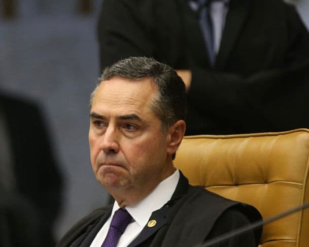 Ministro Barroso passa mal e é levado a hospital de Brasília