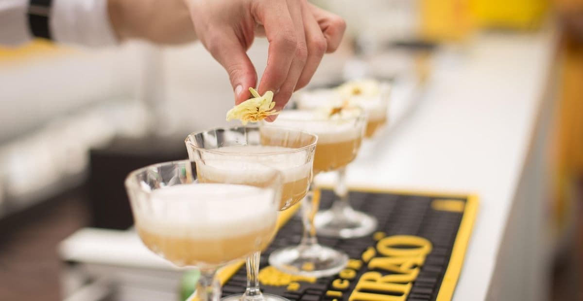 Dia do Bartender: artistas da coquetelaria que transformam drinques em histórias