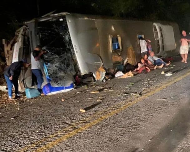 Grave acidente de ônibus deixa 15 mortos em Pernambuco